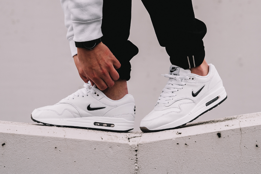 nike air max 1 black diamond